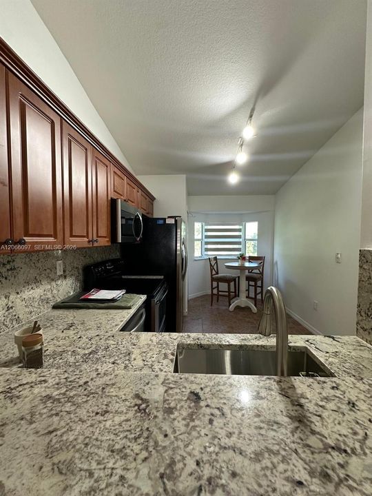 For Rent: $1,800 (2 beds, 2 baths, 815 Square Feet)