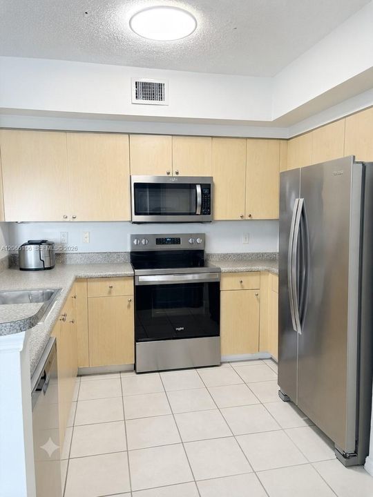 For Sale: $325,000 (2 beds, 2 baths, 977 Square Feet)