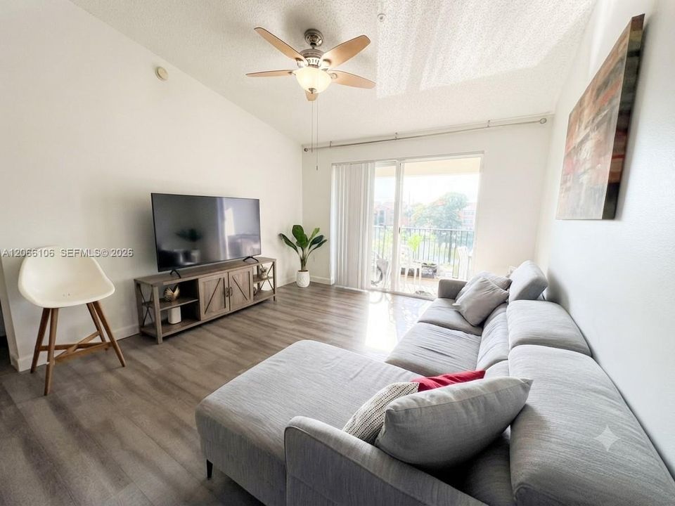 For Sale: $325,000 (2 beds, 2 baths, 977 Square Feet)