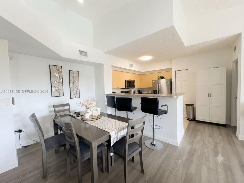 For Sale: $325,000 (2 beds, 2 baths, 977 Square Feet)