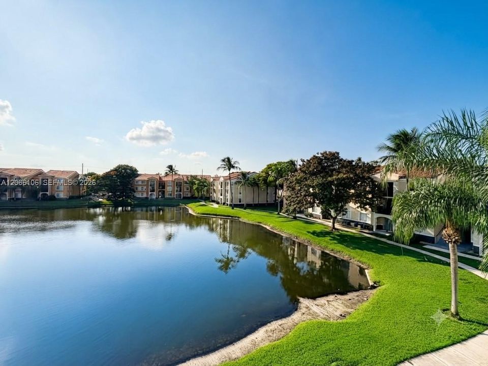 For Sale: $325,000 (2 beds, 2 baths, 977 Square Feet)