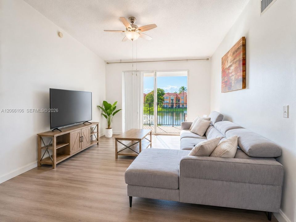 For Sale: $325,000 (2 beds, 2 baths, 977 Square Feet)