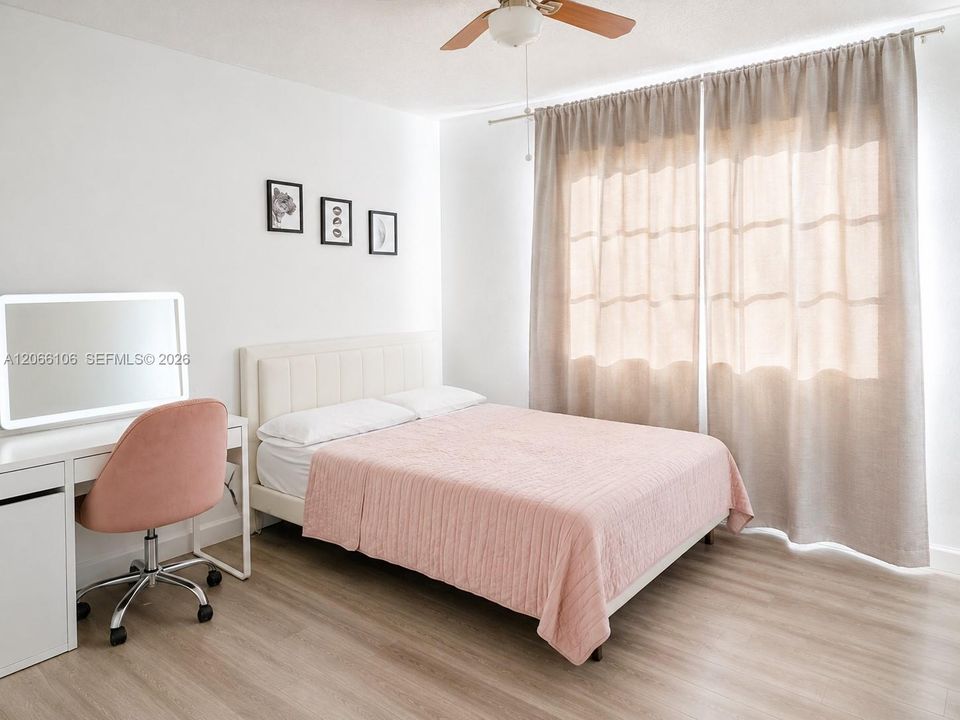 For Sale: $325,000 (2 beds, 2 baths, 977 Square Feet)