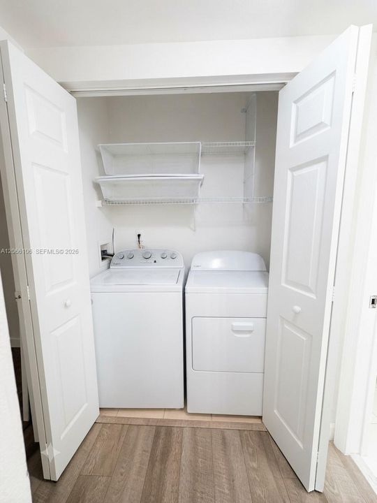 For Sale: $325,000 (2 beds, 2 baths, 977 Square Feet)