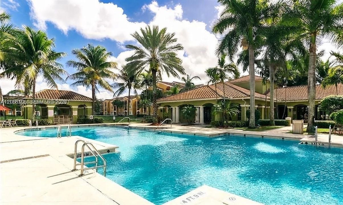 For Sale: $325,000 (2 beds, 2 baths, 977 Square Feet)