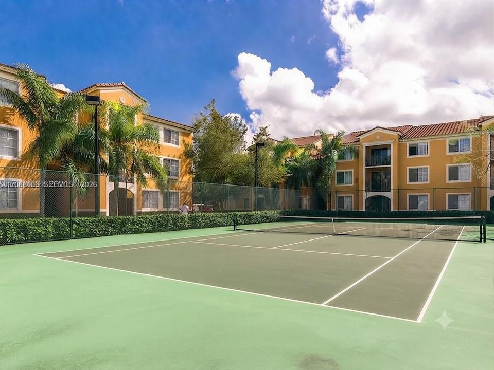 For Sale: $325,000 (2 beds, 2 baths, 977 Square Feet)