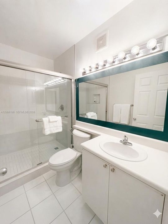For Sale: $325,000 (2 beds, 2 baths, 977 Square Feet)