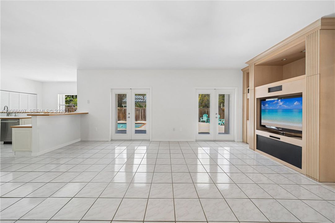 For Sale: $1,695,000 (5 beds, 3 baths, 3160 Square Feet)