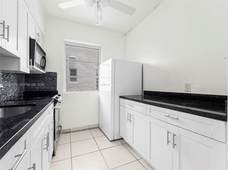 For Rent: $2,200 (1 beds, 1 baths, 670 Square Feet)