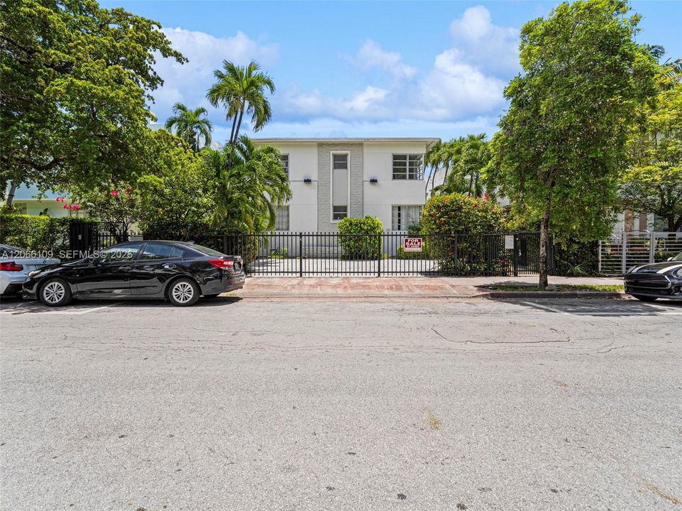 For Rent: $2,200 (1 beds, 1 baths, 670 Square Feet)