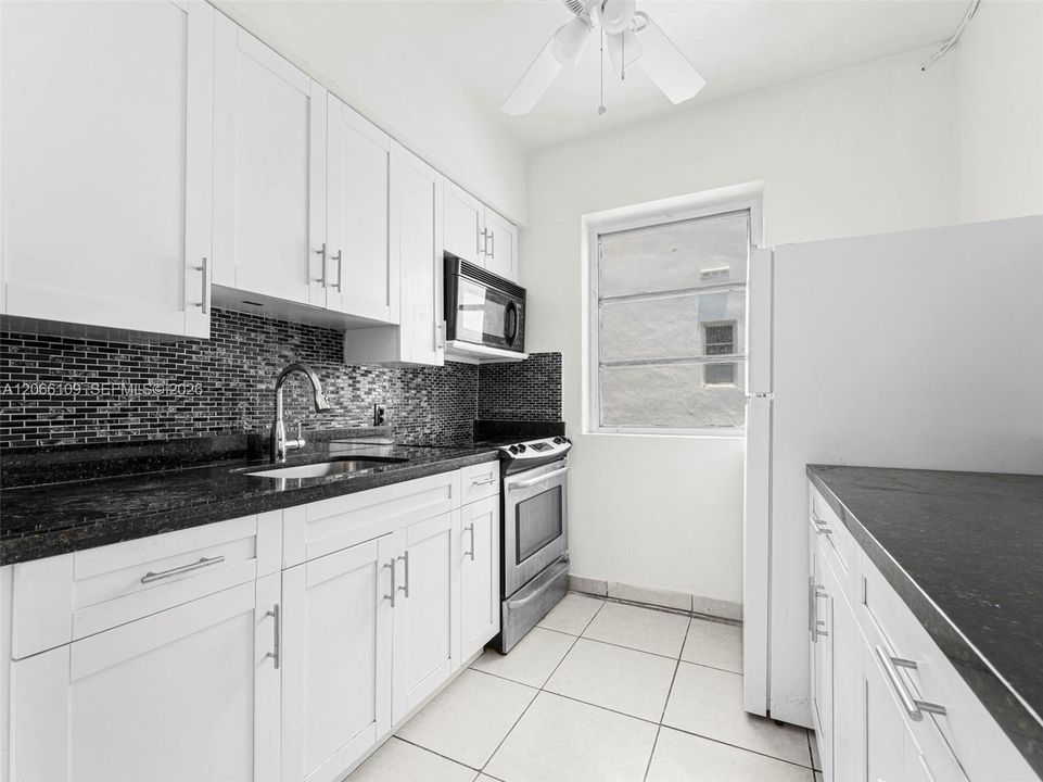 For Rent: $2,200 (1 beds, 1 baths, 670 Square Feet)