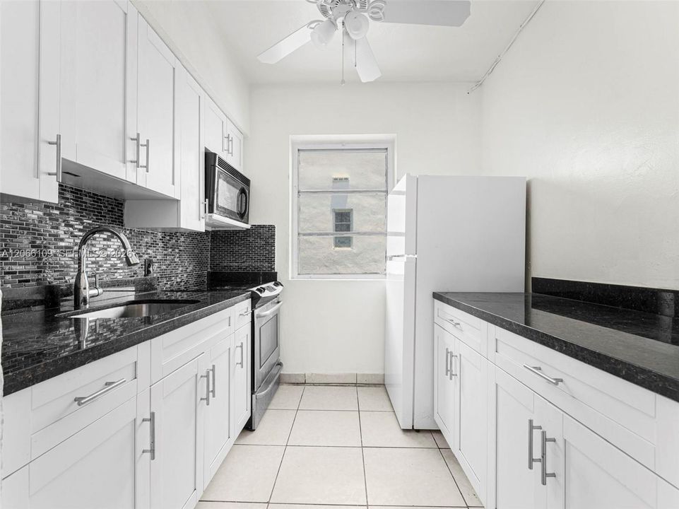 For Rent: $2,200 (1 beds, 1 baths, 670 Square Feet)