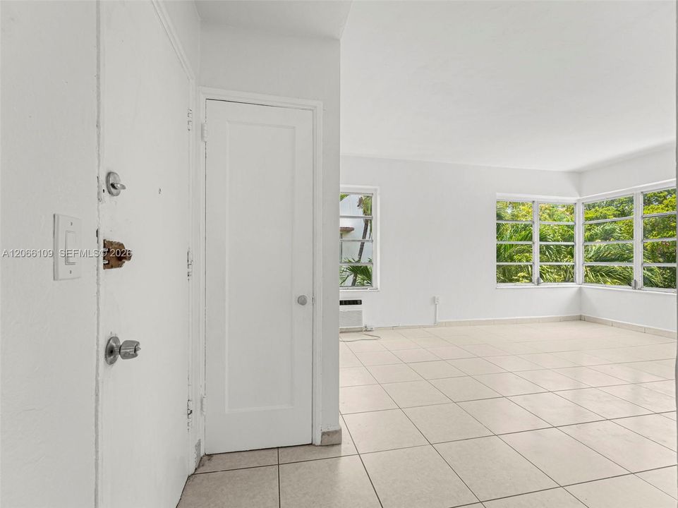 For Rent: $2,200 (1 beds, 1 baths, 670 Square Feet)
