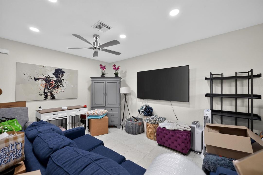 11_2823_S_Evergreen_Cir-Living_room-0043