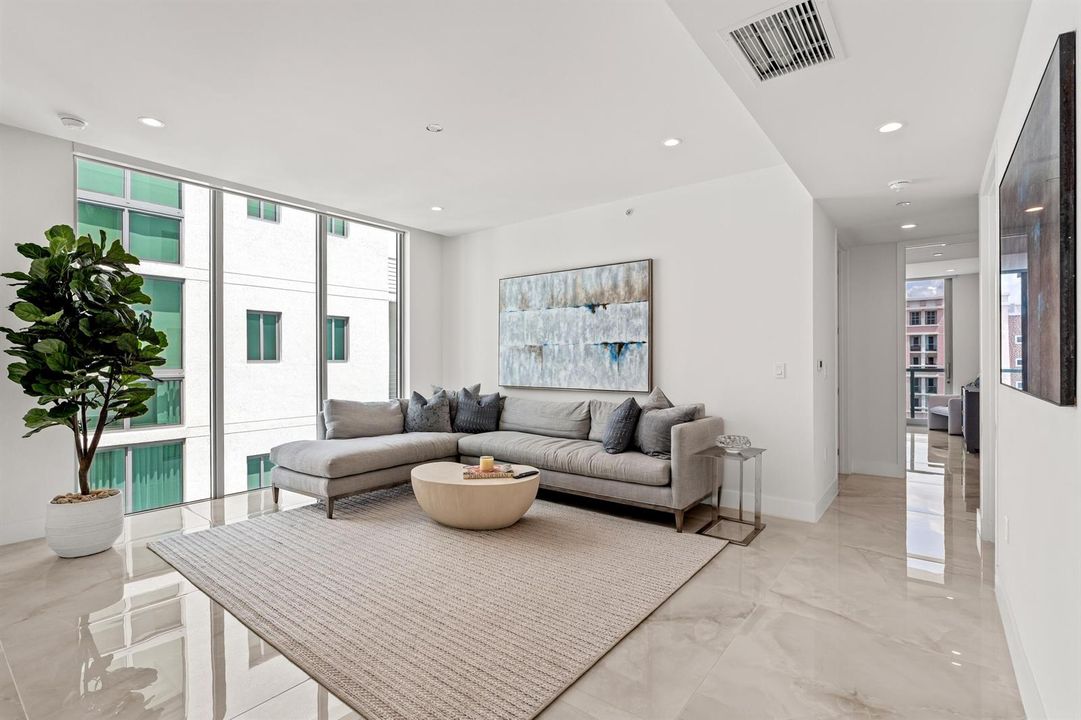 DEN/FAMILY ROOM
