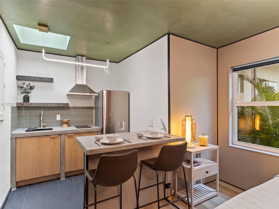 For Rent: $1,700 (1 beds, 1 baths, 1985 Square Feet)