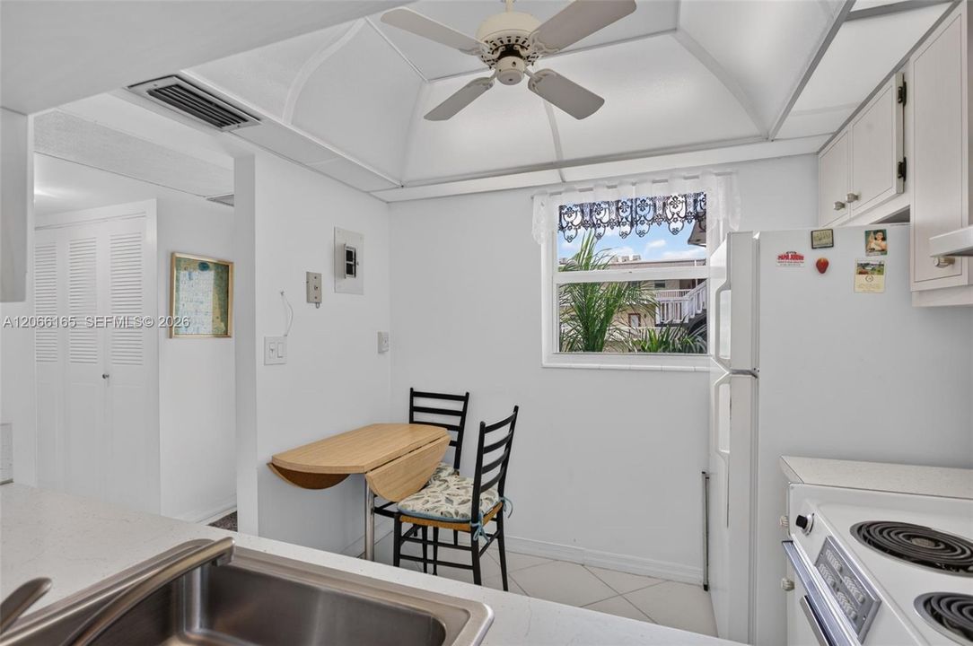 For Sale: $73,000 (1 beds, 1 baths, 700 Square Feet)