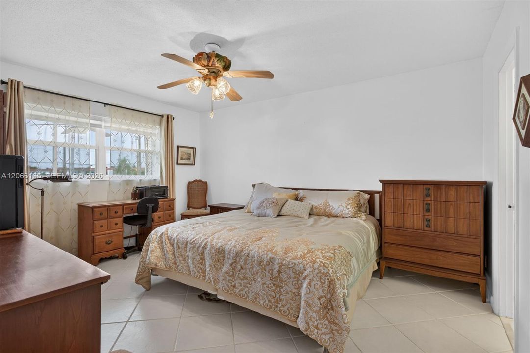 For Sale: $73,000 (1 beds, 1 baths, 700 Square Feet)