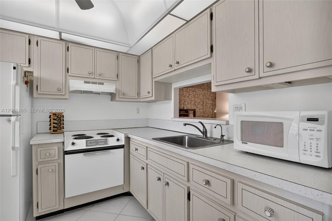 For Sale: $73,000 (1 beds, 1 baths, 700 Square Feet)