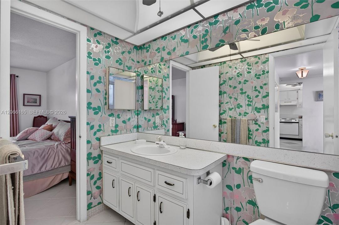 For Sale: $73,000 (1 beds, 1 baths, 700 Square Feet)