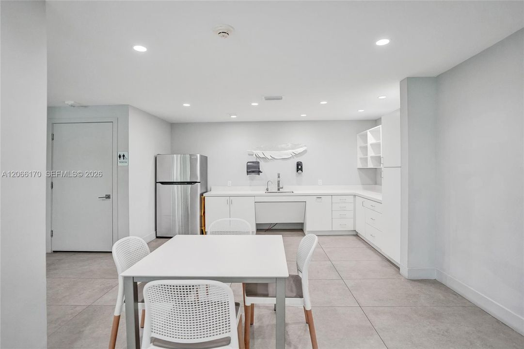 For Sale: $270,000 (1 beds, 1 baths, 1138 Square Feet)