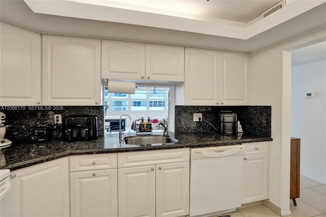 For Sale: $270,000 (1 beds, 1 baths, 1138 Square Feet)
