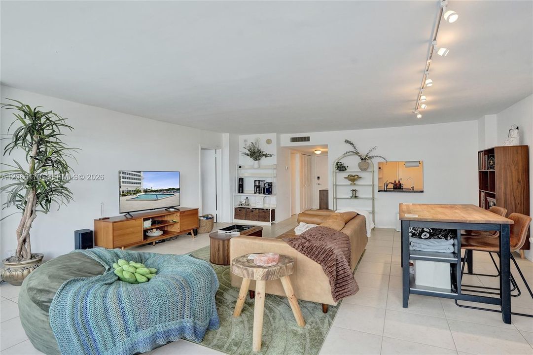 For Sale: $270,000 (1 beds, 1 baths, 1138 Square Feet)