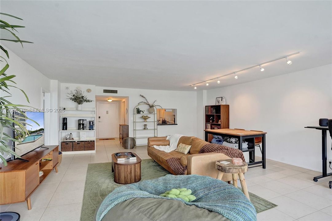 For Sale: $270,000 (1 beds, 1 baths, 1138 Square Feet)
