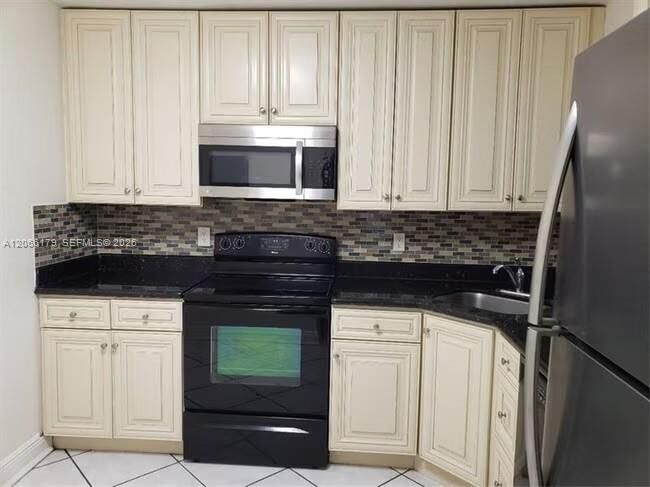 For Rent: $2,600 (3 beds, 2 baths, 1093 Square Feet)