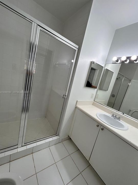 For Sale: $295,000 (2 beds, 2 baths, 977 Square Feet)