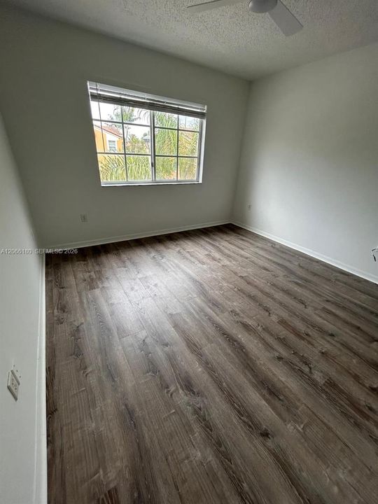 For Sale: $295,000 (2 beds, 2 baths, 977 Square Feet)