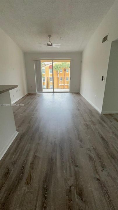For Sale: $295,000 (2 beds, 2 baths, 977 Square Feet)