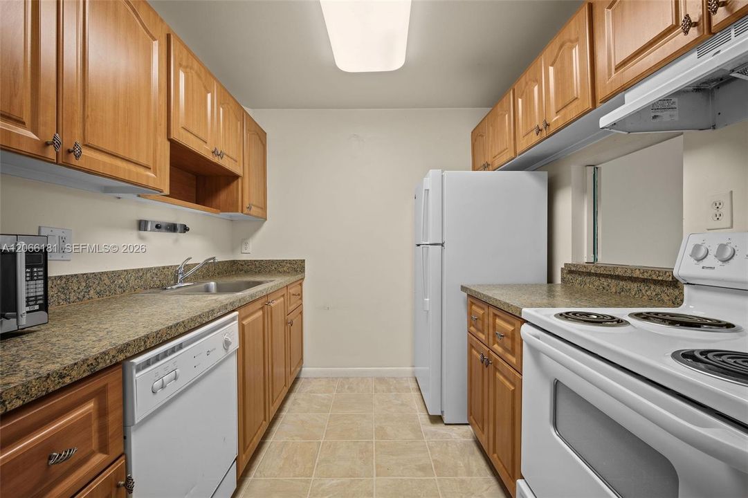 For Sale: $229,000 (1 beds, 1 baths, 614 Square Feet)