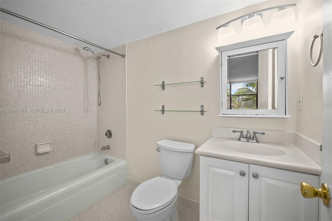 For Sale: $229,000 (1 beds, 1 baths, 614 Square Feet)
