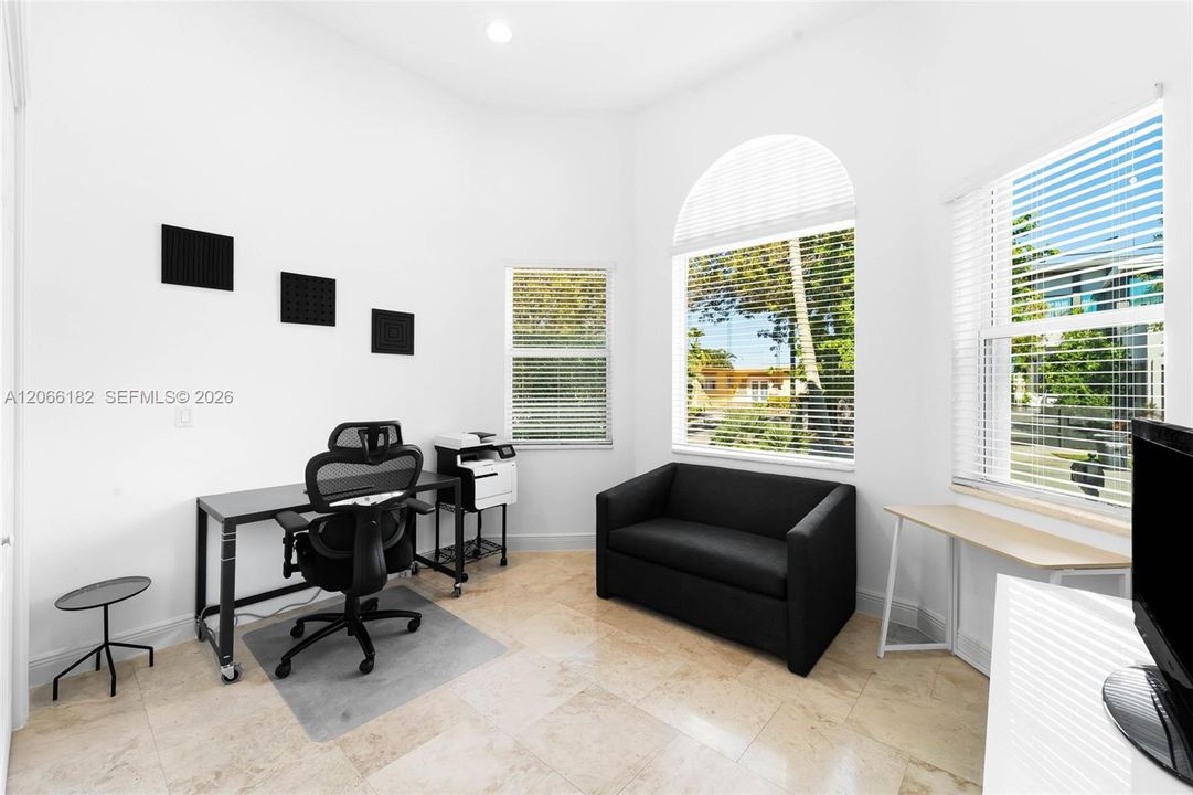 For Rent: $22,000 (5 beds, 5 baths, 3941 Square Feet)