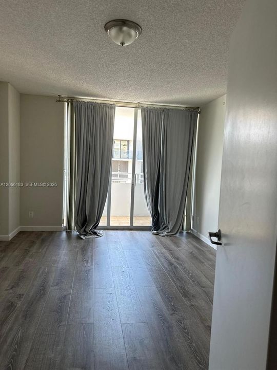 Active With Contract: $2,550 (1 beds, 1 baths, 800 Square Feet)
