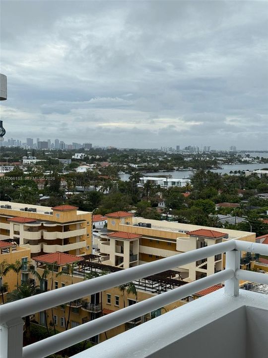 Active With Contract: $2,550 (1 beds, 1 baths, 800 Square Feet)