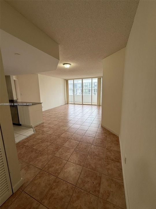 Active With Contract: $2,550 (1 beds, 1 baths, 800 Square Feet)