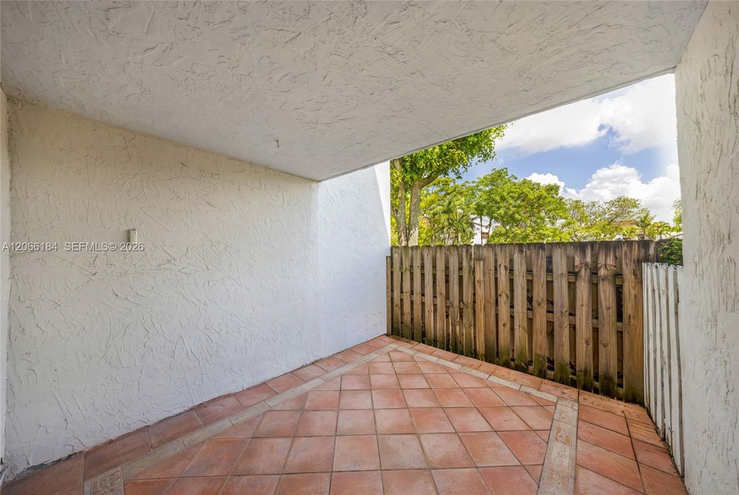 For Sale: $300,000 (2 beds, 2 baths, 1000 Square Feet)