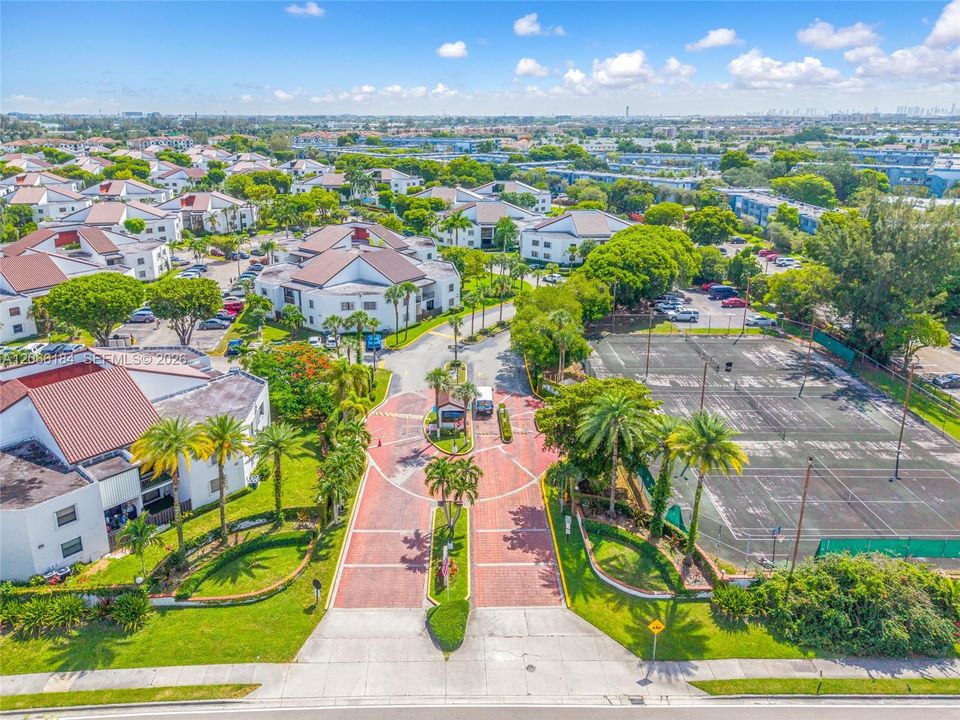 For Sale: $300,000 (2 beds, 2 baths, 1000 Square Feet)