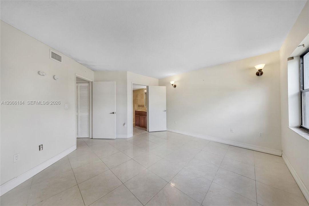 For Sale: $300,000 (2 beds, 2 baths, 1000 Square Feet)