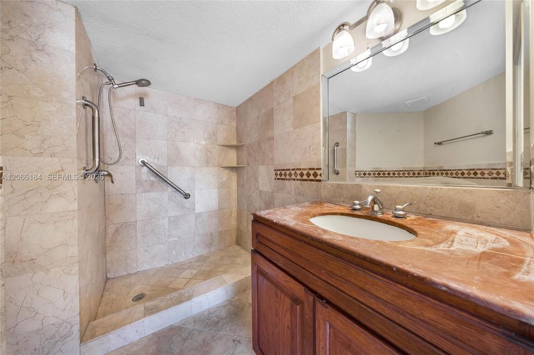 For Sale: $300,000 (2 beds, 2 baths, 1000 Square Feet)