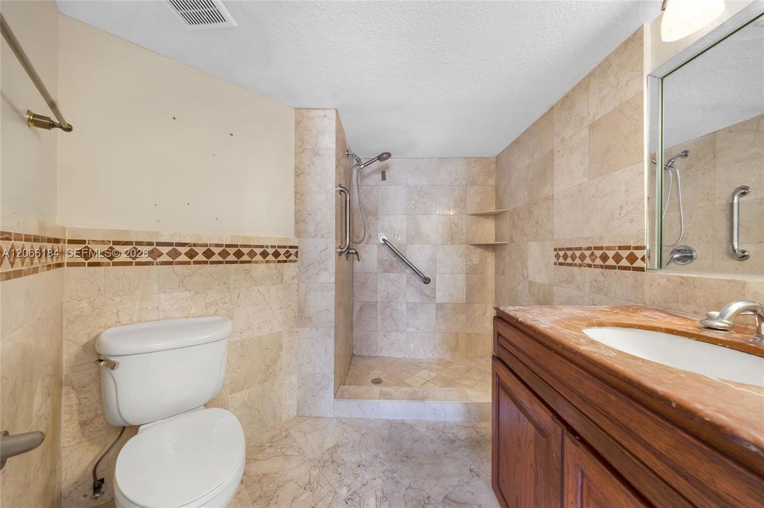 For Sale: $300,000 (2 beds, 2 baths, 1000 Square Feet)