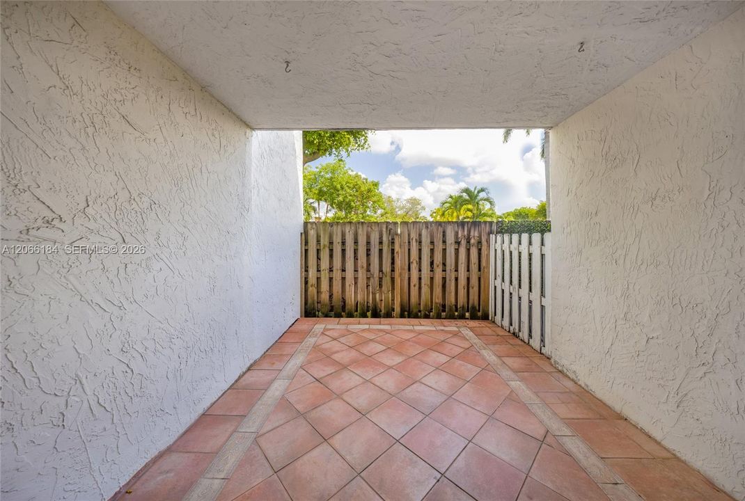 For Sale: $300,000 (2 beds, 2 baths, 1000 Square Feet)