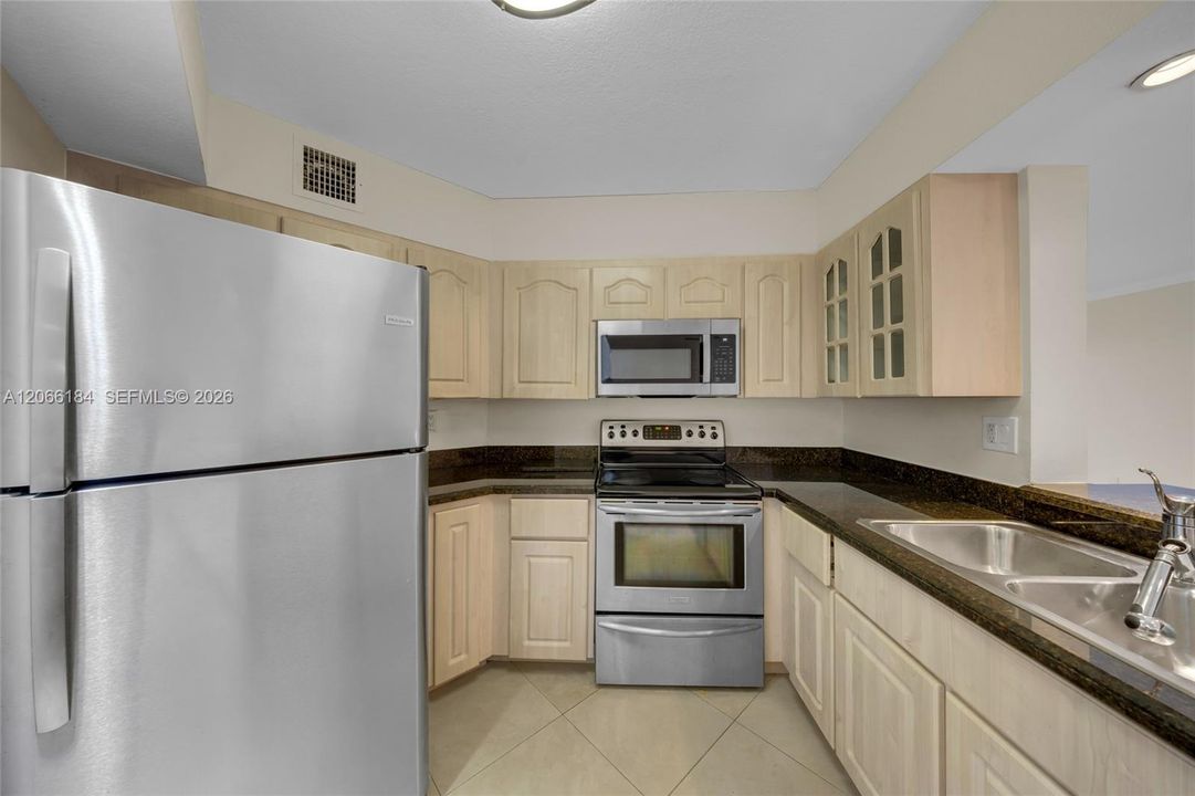 For Sale: $300,000 (2 beds, 2 baths, 1000 Square Feet)