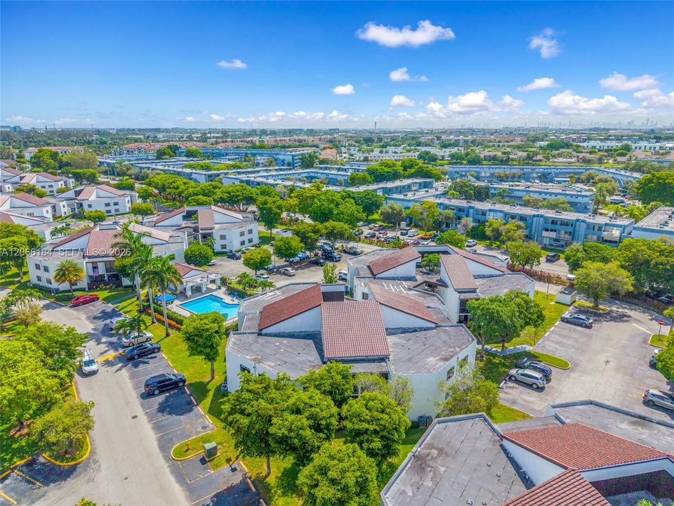 For Sale: $300,000 (2 beds, 2 baths, 1000 Square Feet)