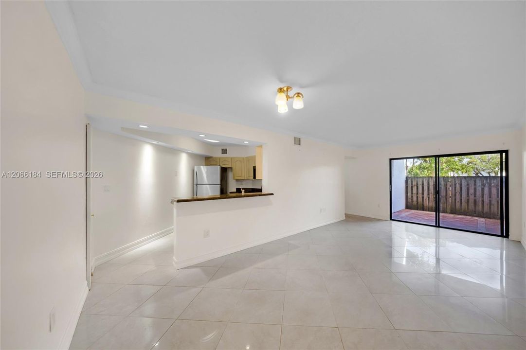 For Sale: $300,000 (2 beds, 2 baths, 1000 Square Feet)