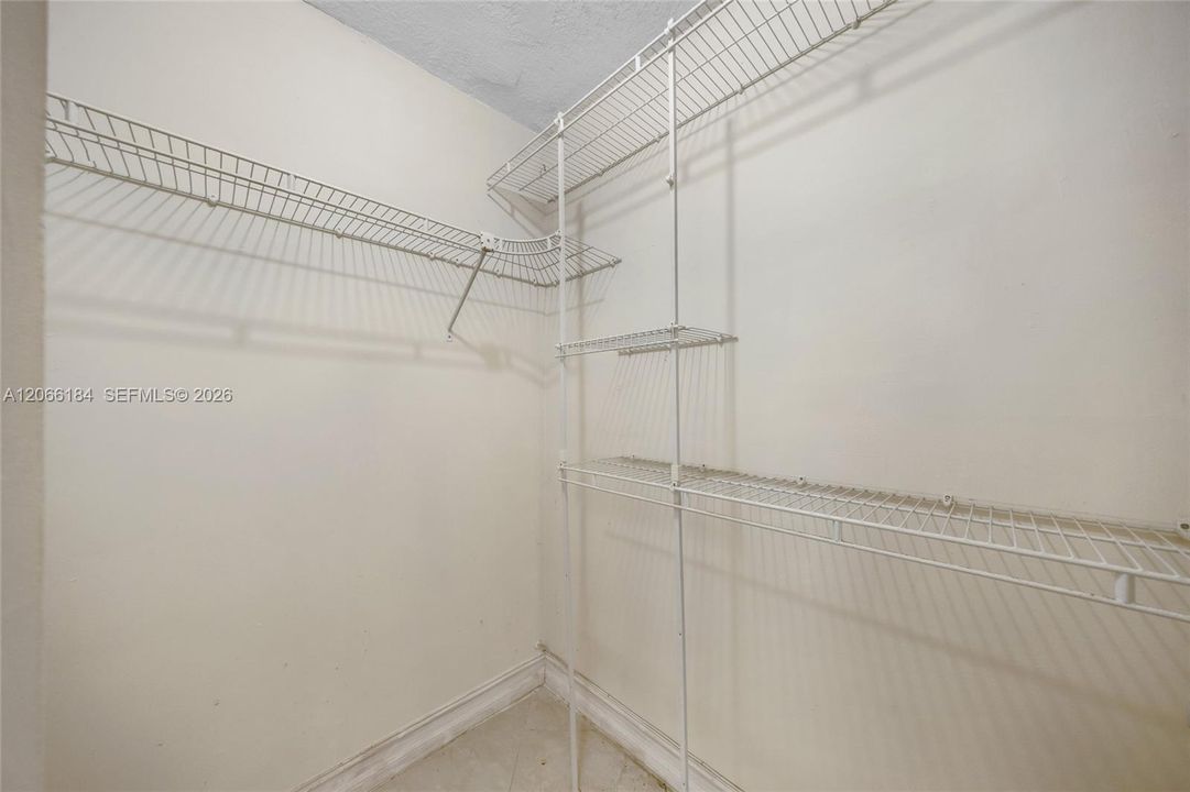 For Sale: $300,000 (2 beds, 2 baths, 1000 Square Feet)