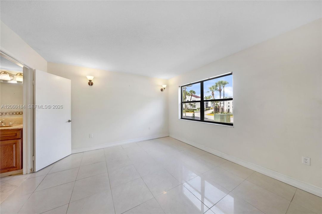 For Sale: $300,000 (2 beds, 2 baths, 1000 Square Feet)
