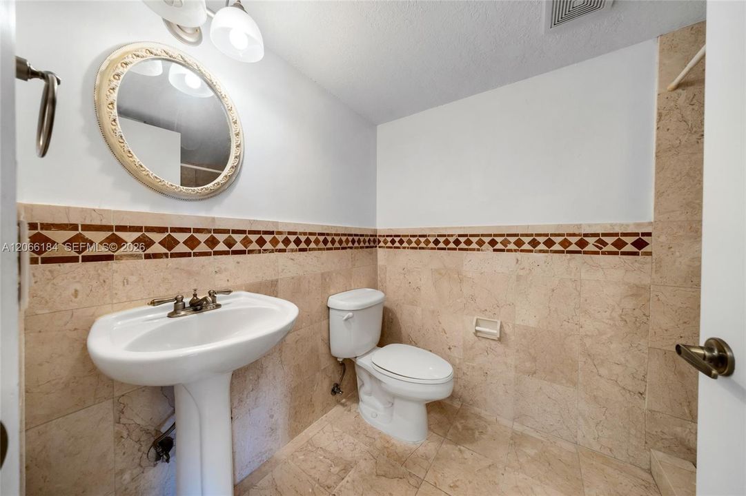 For Sale: $300,000 (2 beds, 2 baths, 1000 Square Feet)